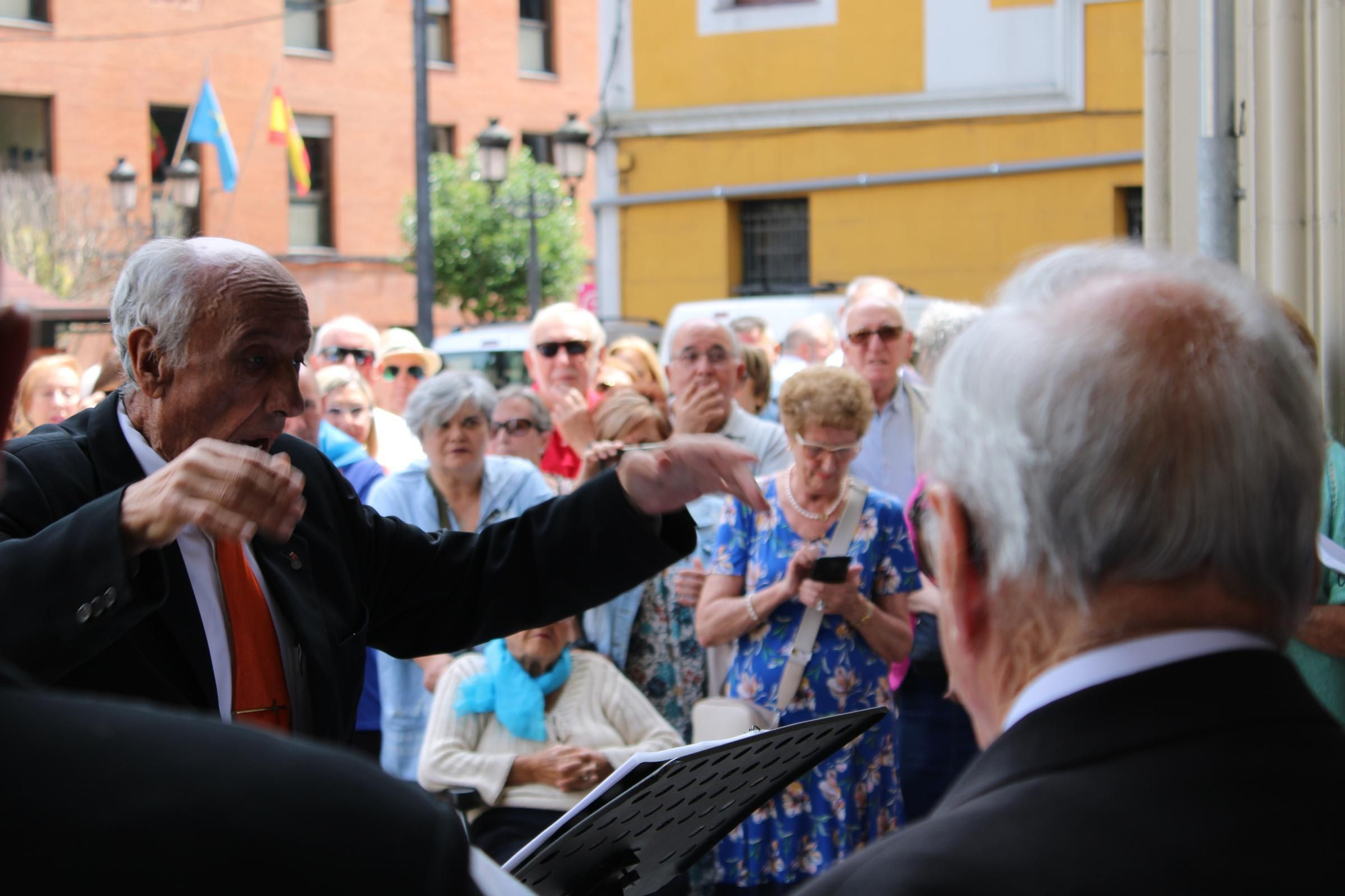 Así es el último día de las fiestas en Sama: del concierto del Coro "Santiaguín" a la jira por los bares, pasando por la música constante