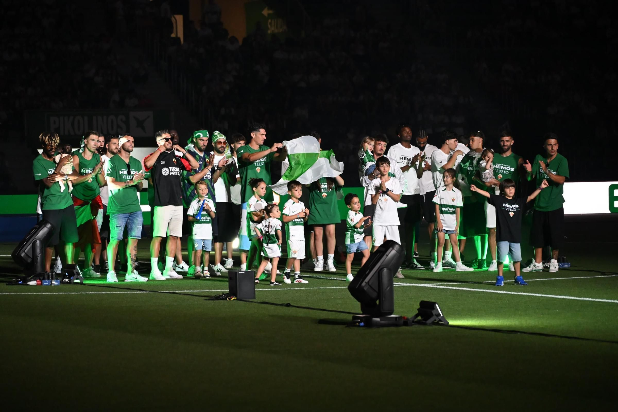 El Elche CF celebra el ascenso a Primera en el Martínez Valero
