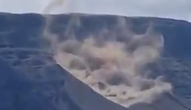 Impactante desprendimiento en el Risco de Famara: una enorme masa de roca se desploma al mar en Lanzarote