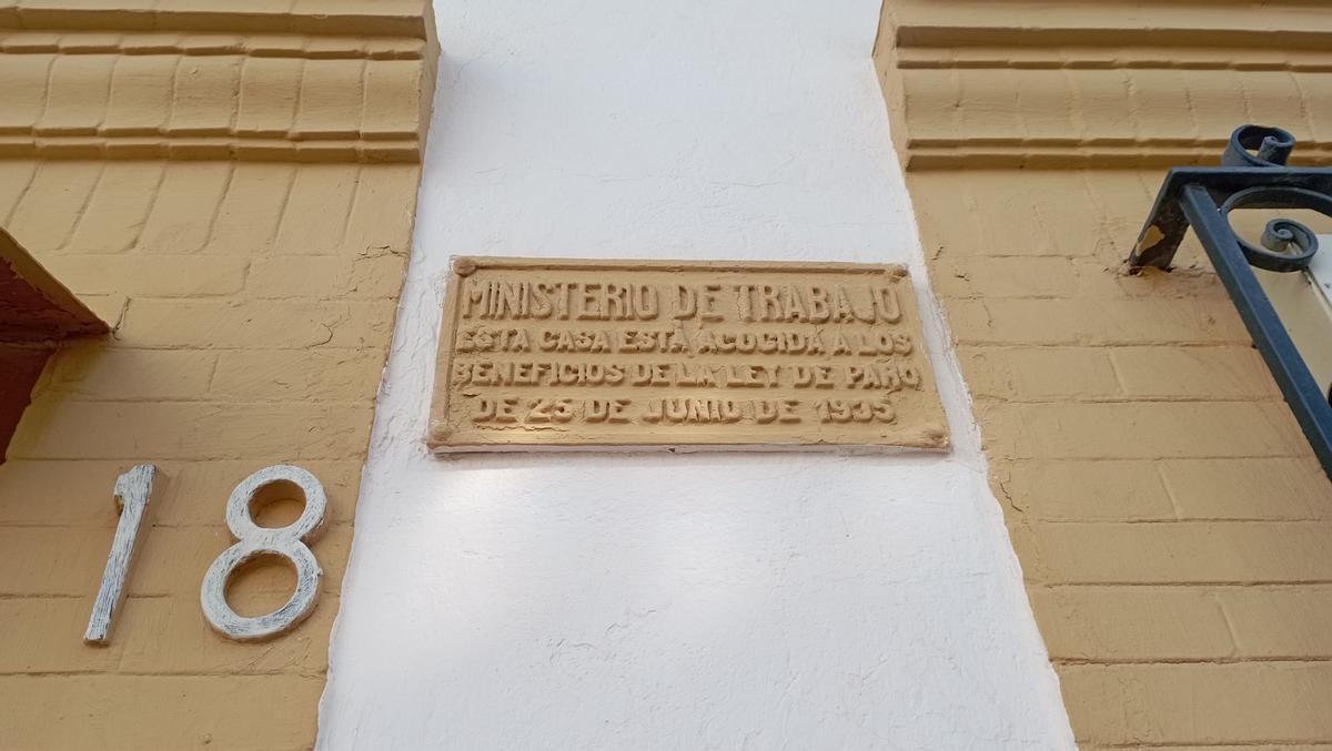 Detalle de una de las placas de calle Mochingo.