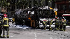 Así ha quedado el autobús incenciado en la Gran Via de Barcelona