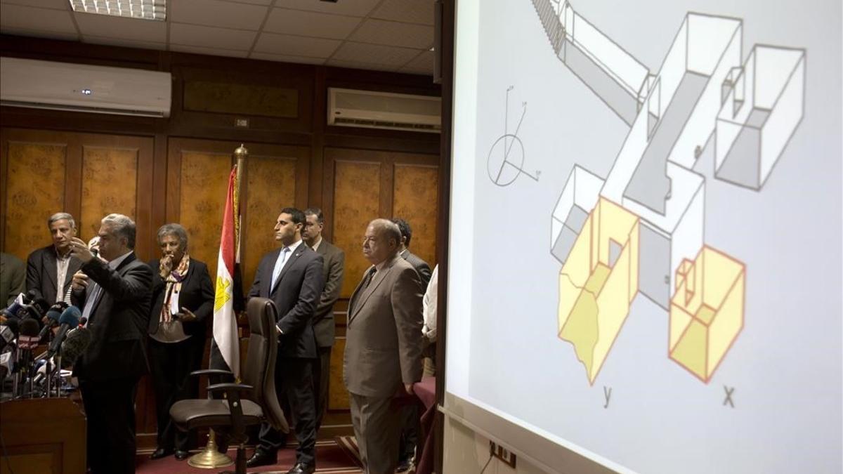 El ministro de Antigüedades egipcio Mandouh el Damaty, durante la rueda de prensa en que anunció el descubrimiento de dos cámaras anexas a la tumba de Tutankamón, que aparecen señaladas en la pantalla en amarillo.