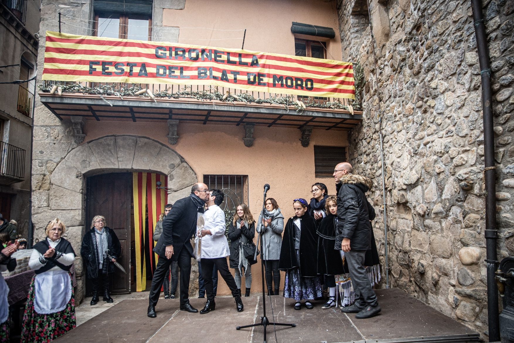 Gironella cuina i reparteix 100 quilos de blat de moro escairat