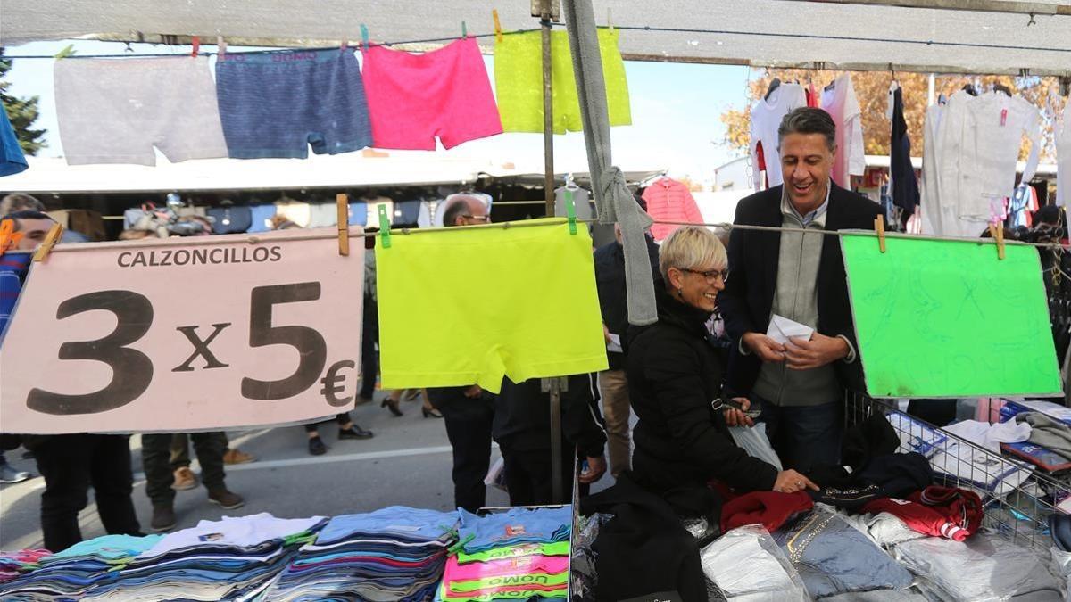 Xavier García Albiol haciendo campaña en el mercado ambulante de El Prat de Llobregat.