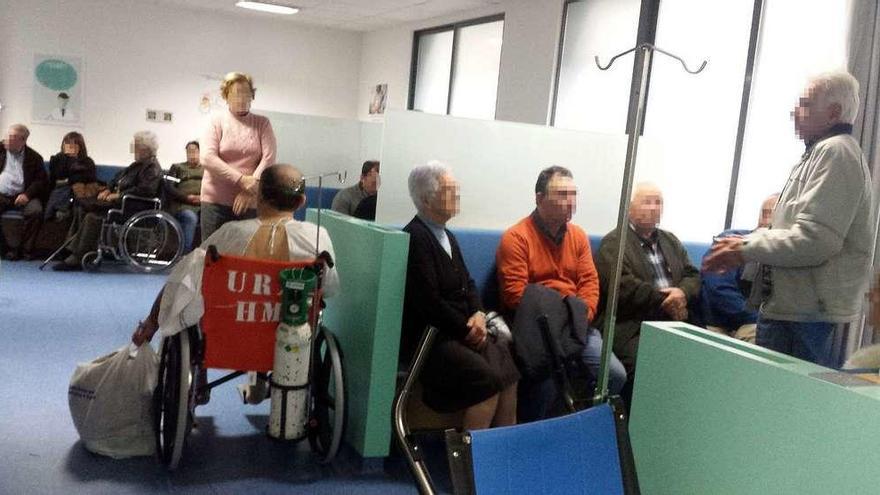Pacientes aguardando en la sala de espera. // FdV