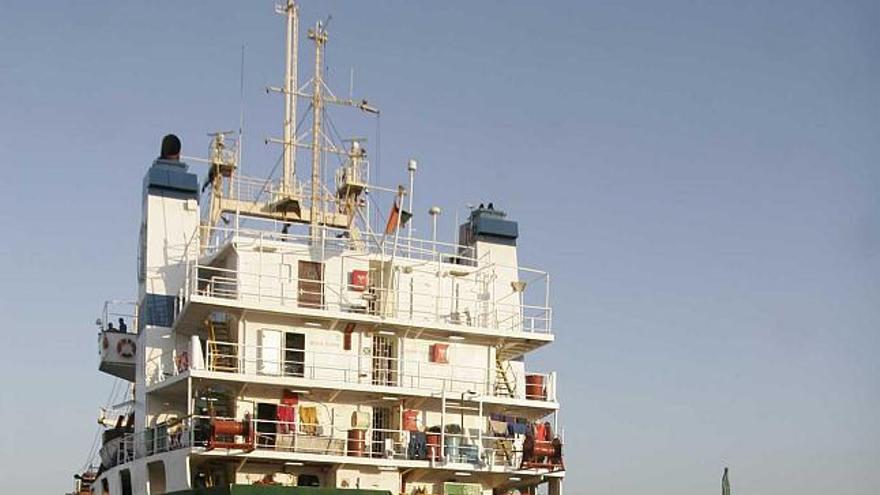 El buque &#039;Emba Soira&#039; en el muelle del Centenario. / eduardo vicente