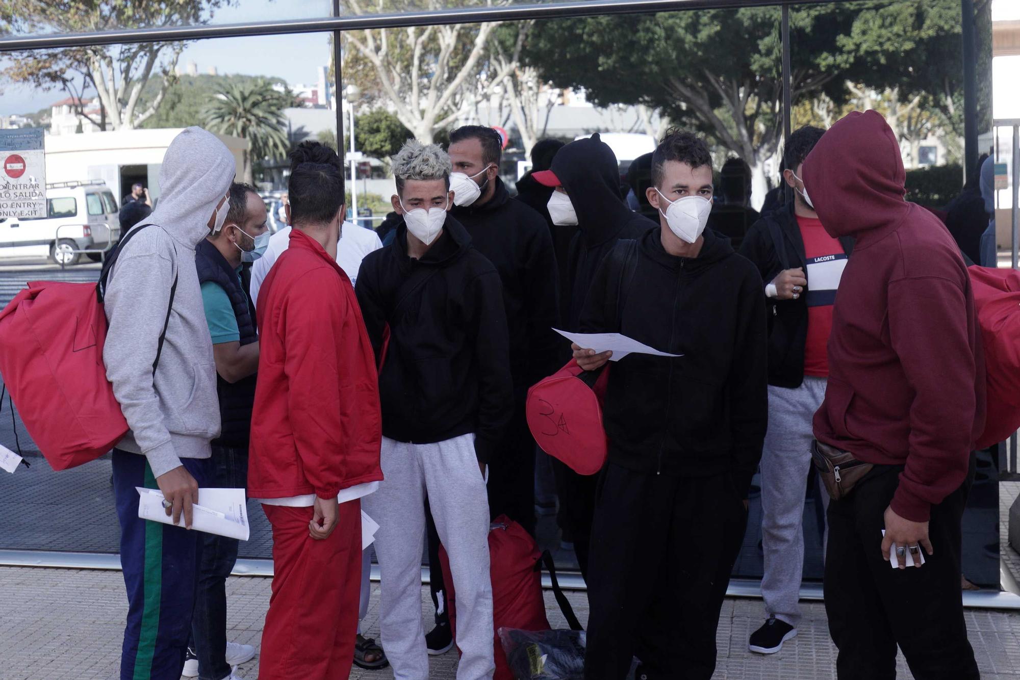Trasladan a Barcelona a los migrantes rescatados en Cabrera