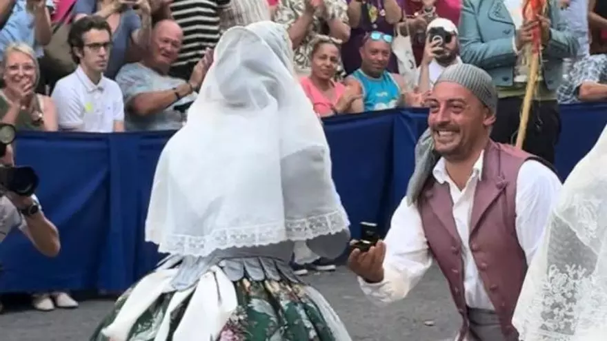 ¡Sí, quiero! La pedida de mano que sorprende a todos en la Ofrenda de Flores de Hogueras