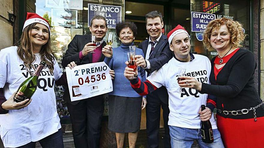 Siete hermanos para siete premios: sigue la racha de El Estanco de la Suerte de Oviedo