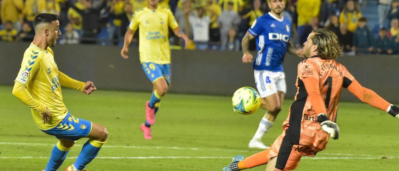 Rober González dispara a puerta y Femenías detiene el balón en el UD-Oviedo del pasado sábado. | | ANDRÉS CRUZ