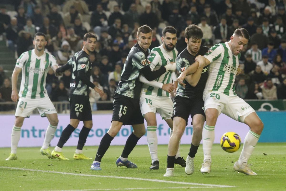 Antonio Casas protege el esférico ante la defensa del Sporting.