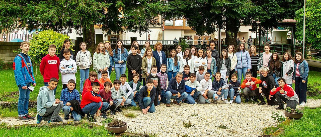 Alumnos de Figueiroa que el año pasado cursaron sexto en casa se reunieron ayer para la foto de despedida de su colegio.| // BERNABÉ/Miguel Areán