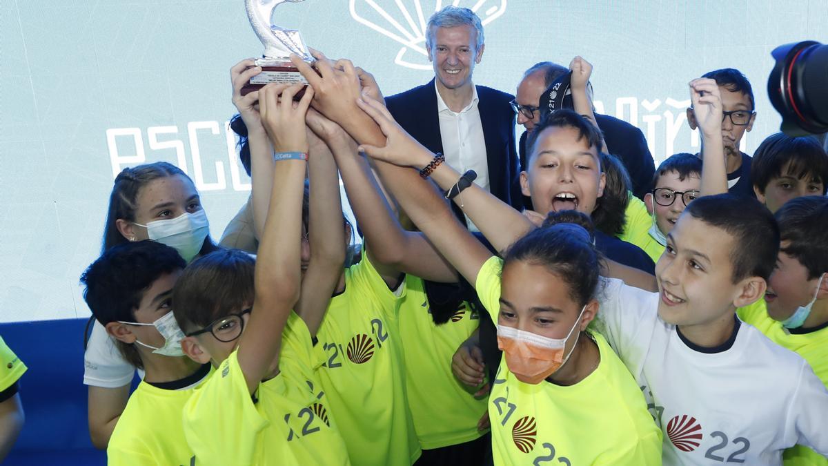 Os premiados festexan os seus galardóns en presenza do presidente da Xunta de Galicia, Alfonso Rueda.