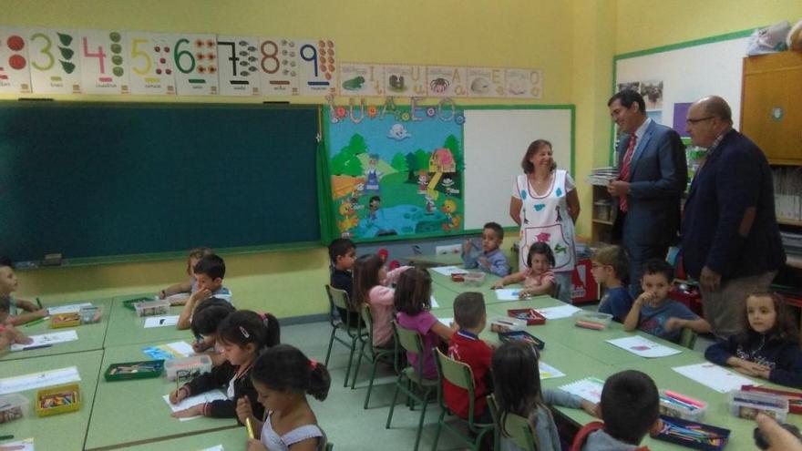 Visita a un colegio de la capital.