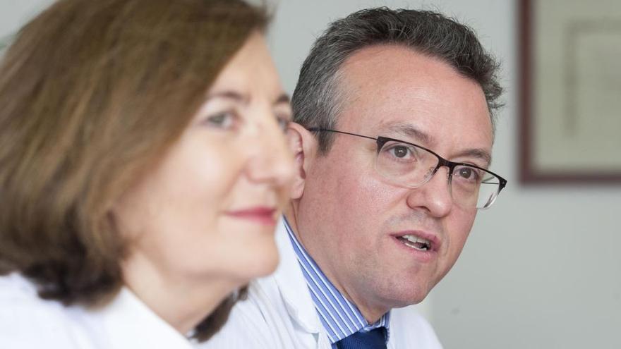 Los doctores Marisa Crespo y José Cuenca, esta mañana, en el Hospital de A Coruña.