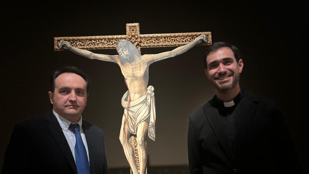 El historiador Antonio Luis Jiménez y el párroco en Montilla Fernando Suárez, con el Cristo de la Tabla.