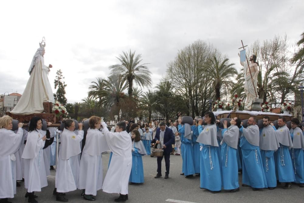 El momento más emotivo es el cambio del manto negro de la Virgen al blanco