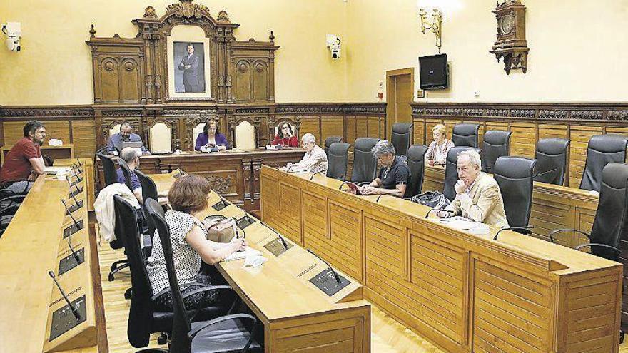 Natalia González, al fondo, preside la sesión de la Junta de Gobierno que tuvo lugar en el salón de plenos.