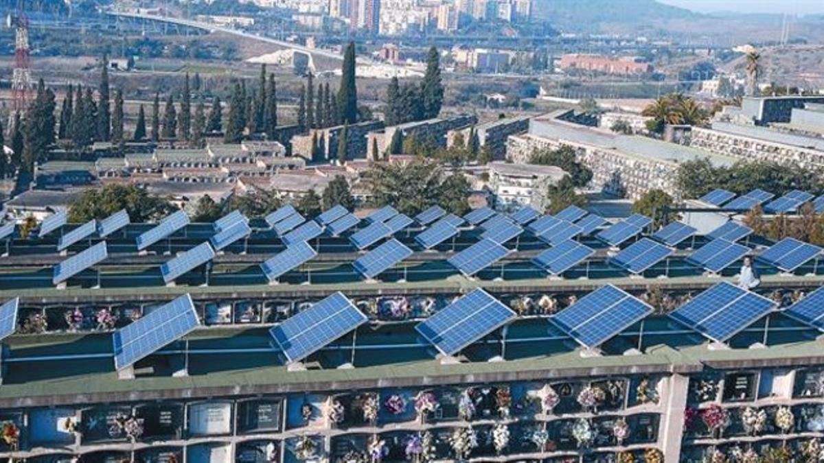 Mirando al sol 8 Placas fotovoltaicas en el cementerio de Santa Coloma de Gramenet.