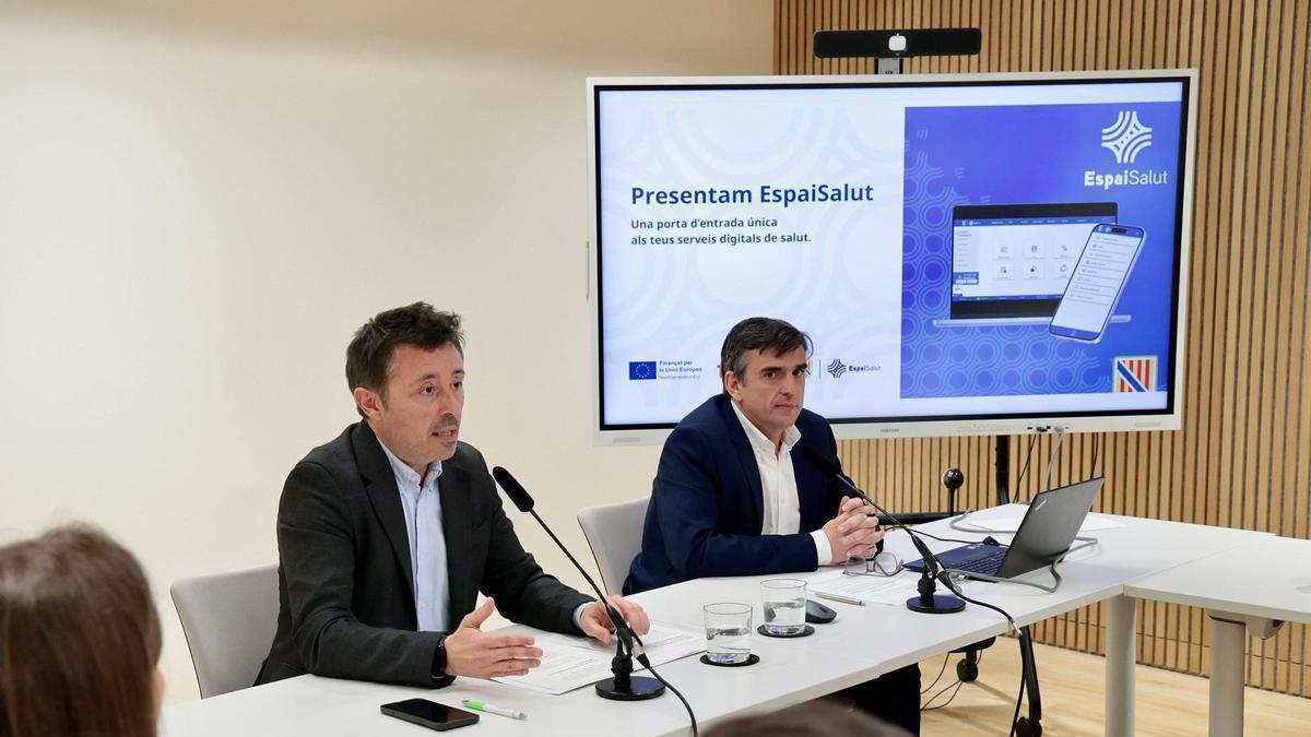 El director general del Ib-Salut, Javier Ureña, y el subdirector de Transformación e Innovación, Miguel Ángel Benito, en la rueda de prensa de presentación de la 'app' EspaiSalut.