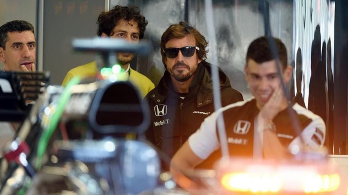 rpaniaguafernando alonso of spain watches his team prepare 150616205850