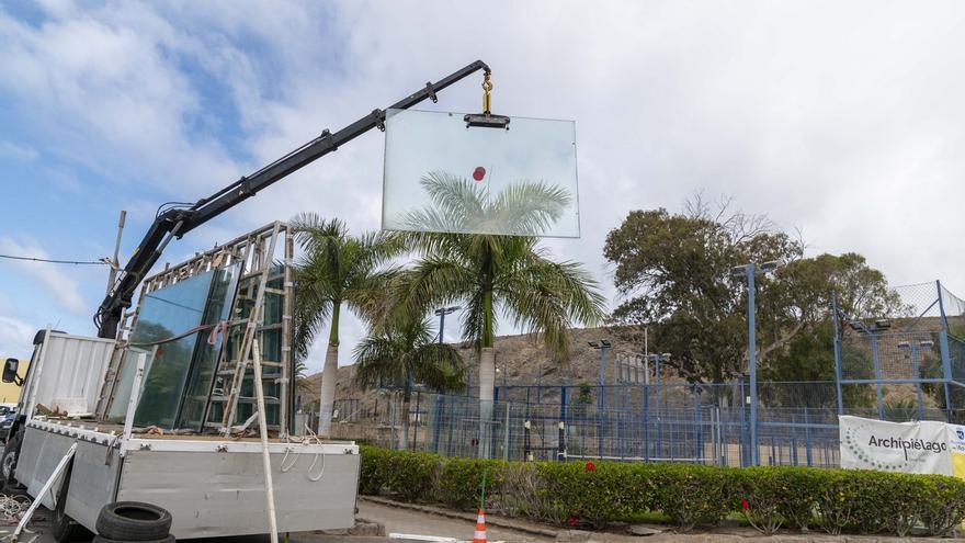 En marcha la renovación de las  canchas de pádel de Arguineguín