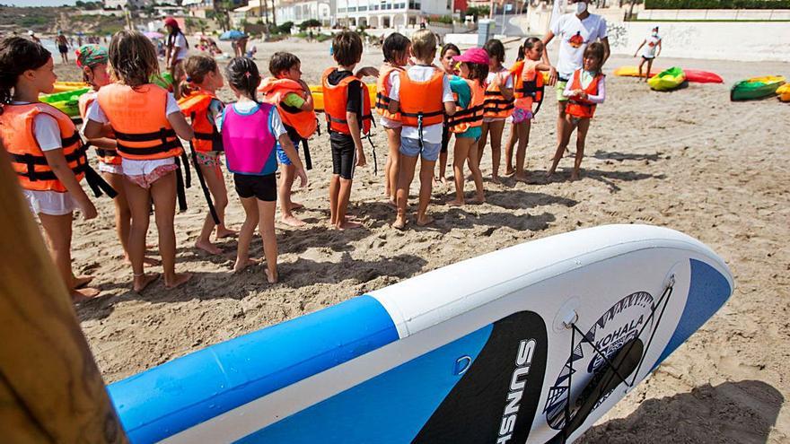 Niños preparándose para iniciar su jornada en el mar en la escuela Aloha. Las actividades que ofrecen estos campamentos son diversas. | JOSE NAVARRO