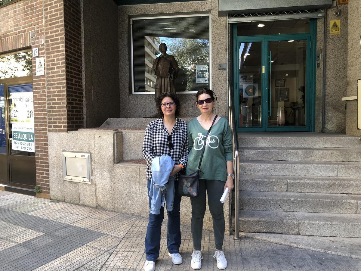 Ana y Estela a las puertas de El Periódico Extremadura.