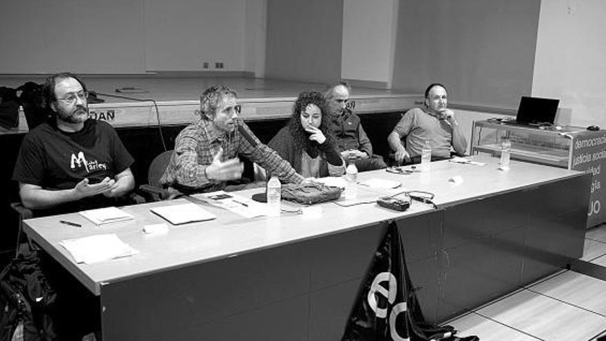 Luis Miguel Domínguez, primero por la izquierda, durante la mesa redonda celebrada ayer en Pola de Laviana.