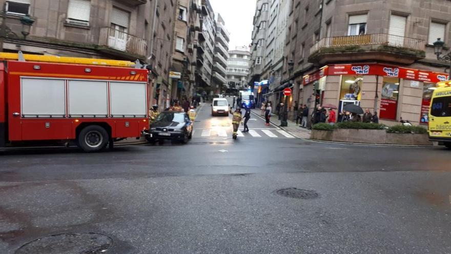 Los bomberos, en el cruce de calle Brasil y Vázquez Varela. // FdV