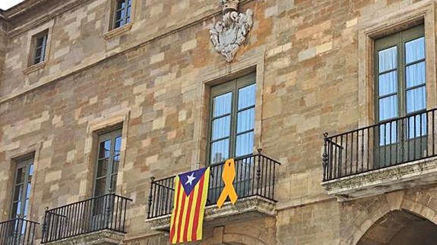 El llaç groc i l&#039;estelada tornen a la Casa Gran de Manresa