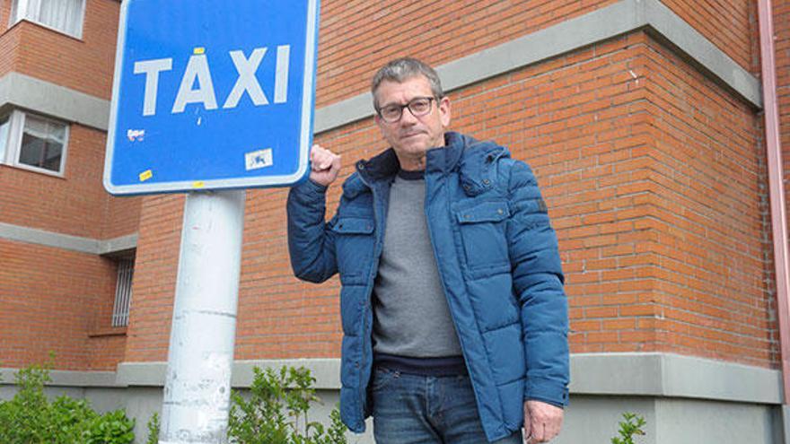 Leopoldo Villa, en la parada de taxi de Salvador de Madariaga. | víctor echave