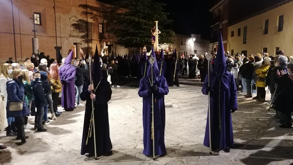 Los hermanos de Jesús y Ánimas de la Campanilla acompañan al Ecce Homo en su traslado