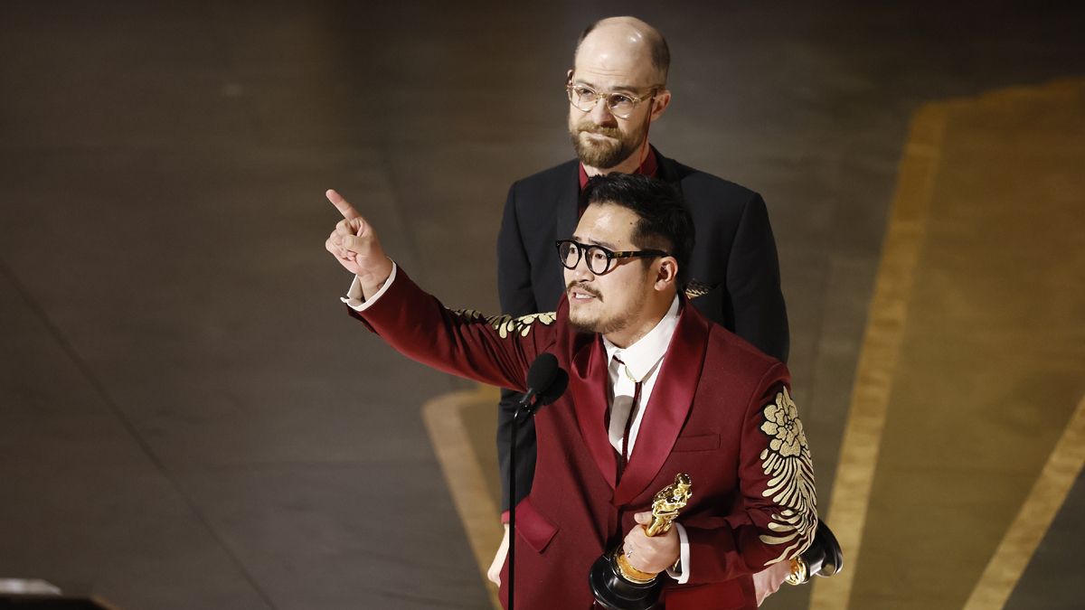 Daniel Scheinert y Daniel Kwan tras ganar el Oscar a mejor guion por 'Todo a la vez en todas partes'