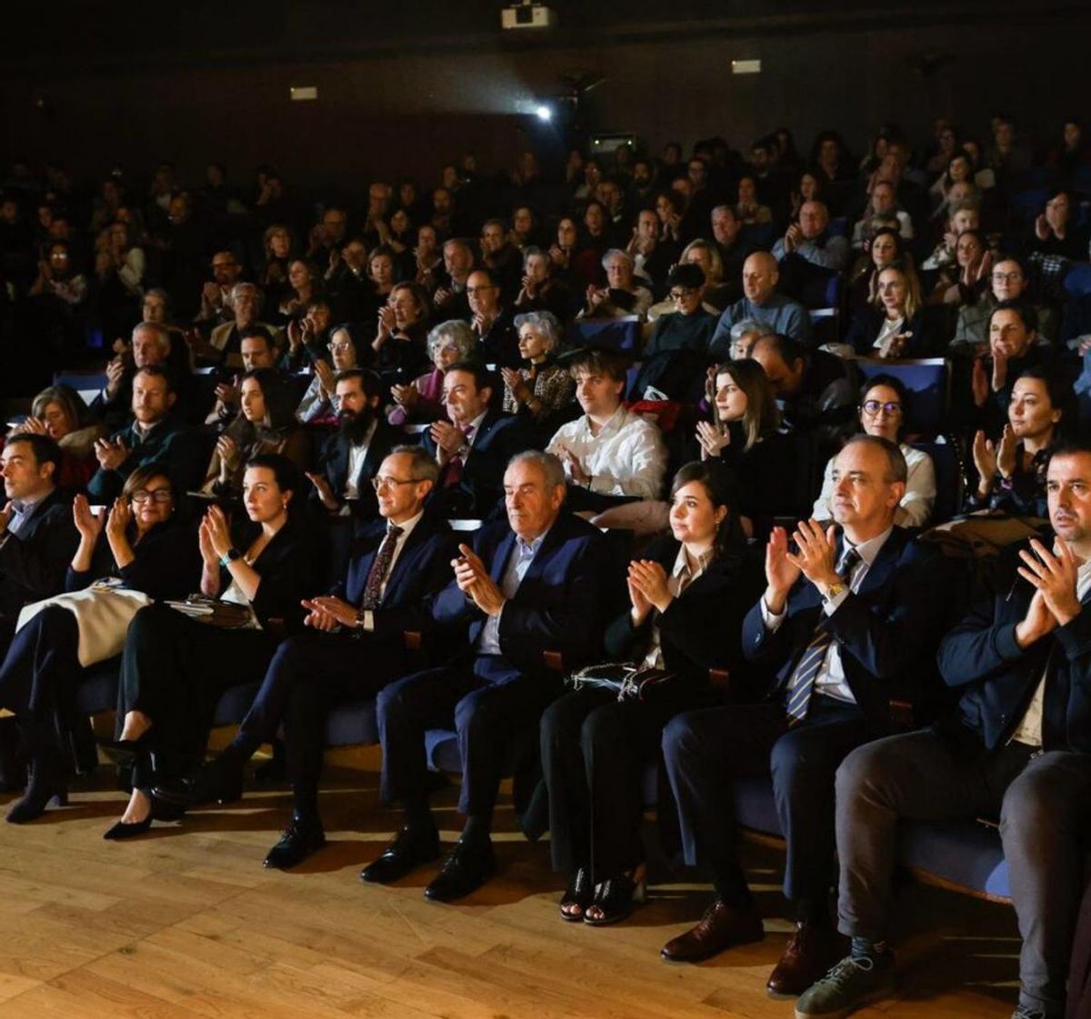 Los usuarios de la Fundación Vinjoy e integrantes del grupo de teatro «La Westia», durante su representación.