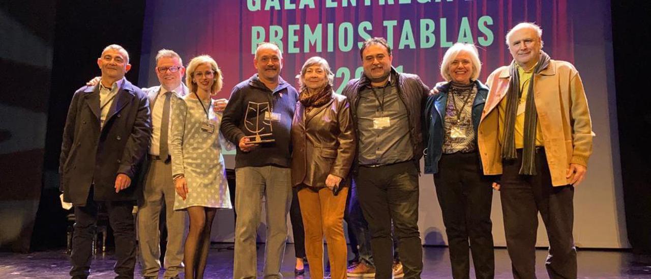 Miembros de Pla i Revés con el premio al mejor grupo de teatro amateur Tablas.