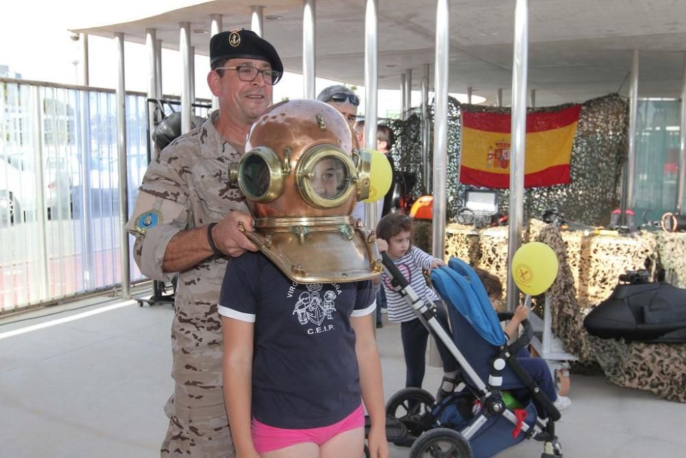 Puertas abiertas del buque Infanta Elena y exposiciones por el Día de las FF AA en Cartagena