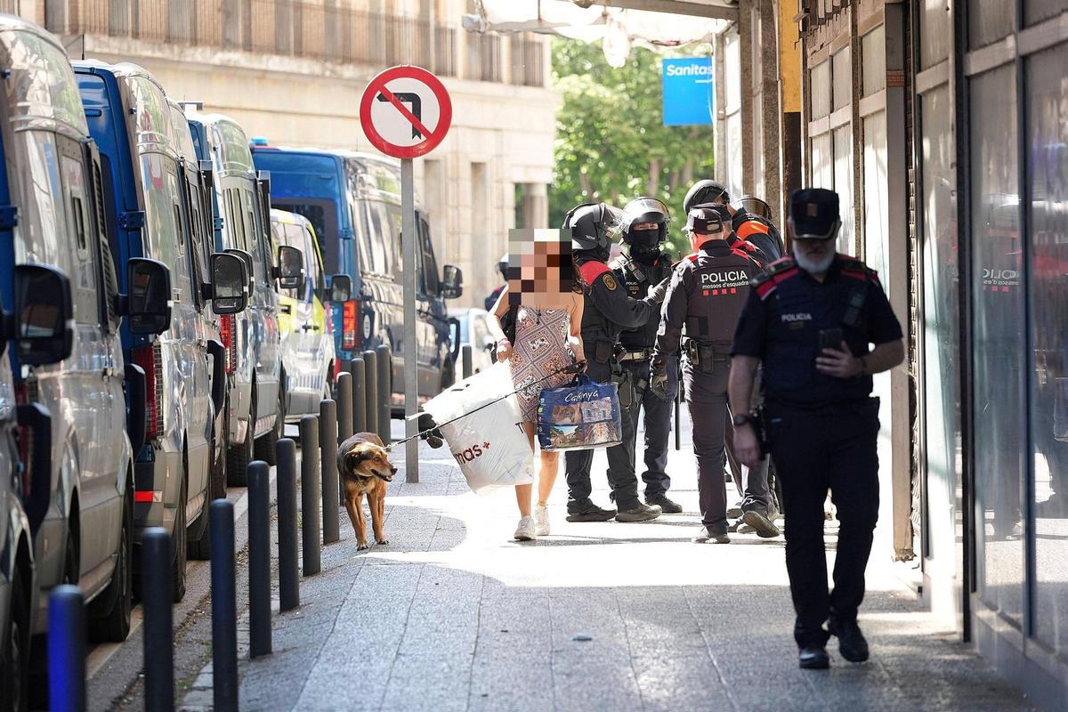 Les imatges del desallotjament per emergència el bloc ocupat de la ronda Ferran Puig de Girona Les imatges del desallotjament per emergència el bloc ocupat de la ronda Ferran Puig de Girona