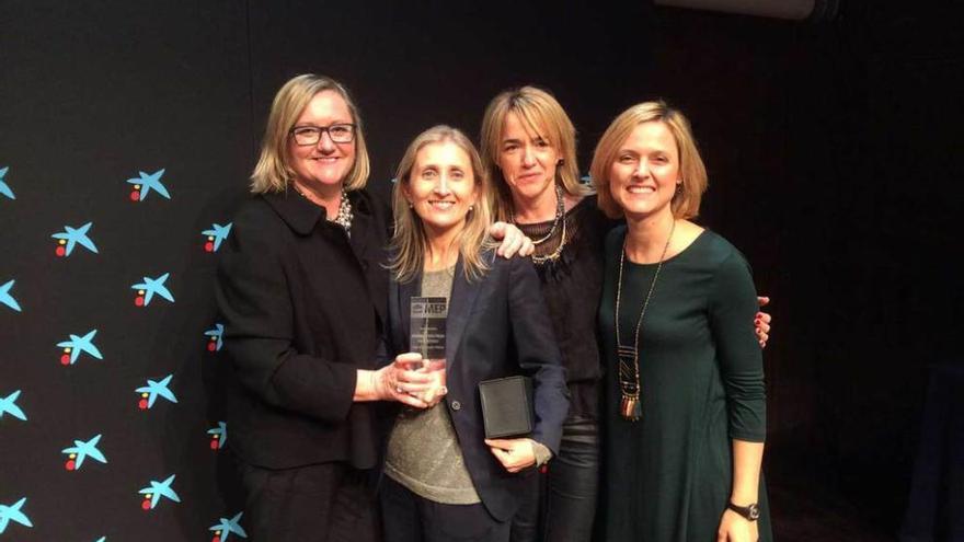 Por la izquierda, Myriam Pando, Begoña Bousoño, Idoia Marcos y Elena Alcaide, con el premio.