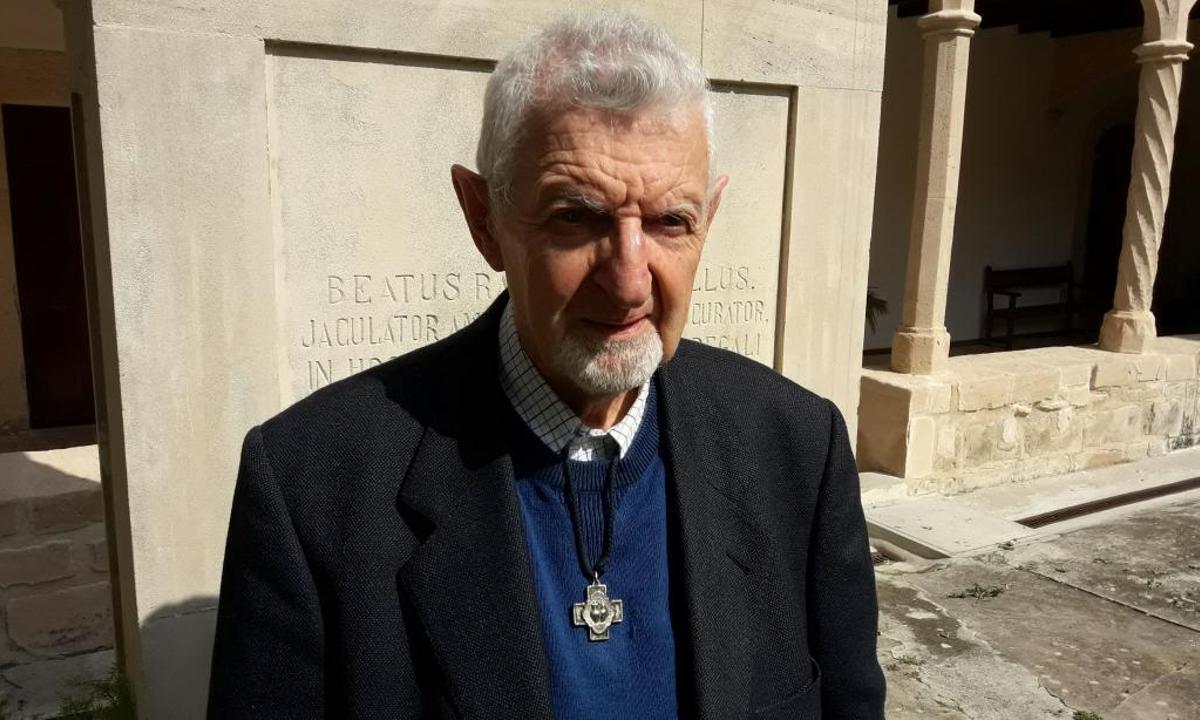 Joan Francesc March Ques, fotografiado en 2017 en el claustro del monasterio de la Real.