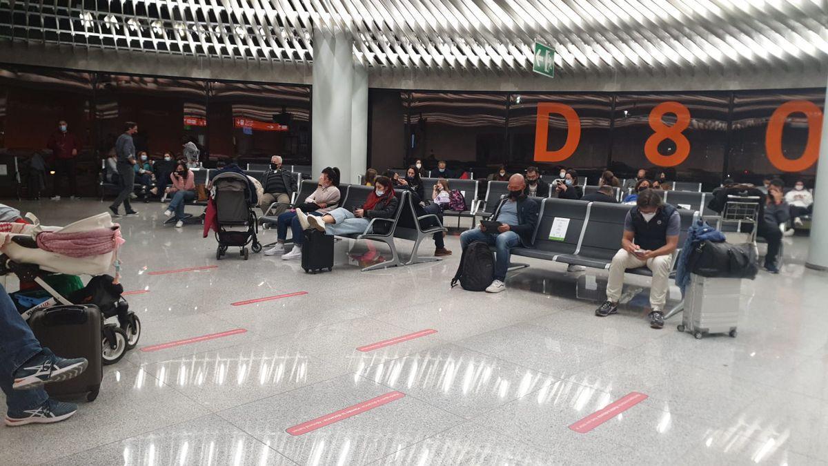 Cierra el aeropuerto de Palma por la presencia de pasajeros en las pistas.