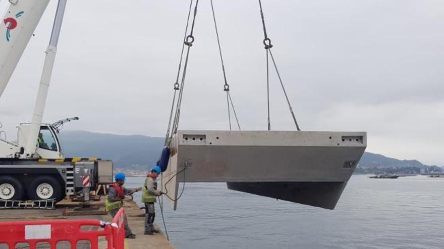 Continúan los trabajos de instalación de los bloques de hormigón para el dique flotante de A Mosqueira