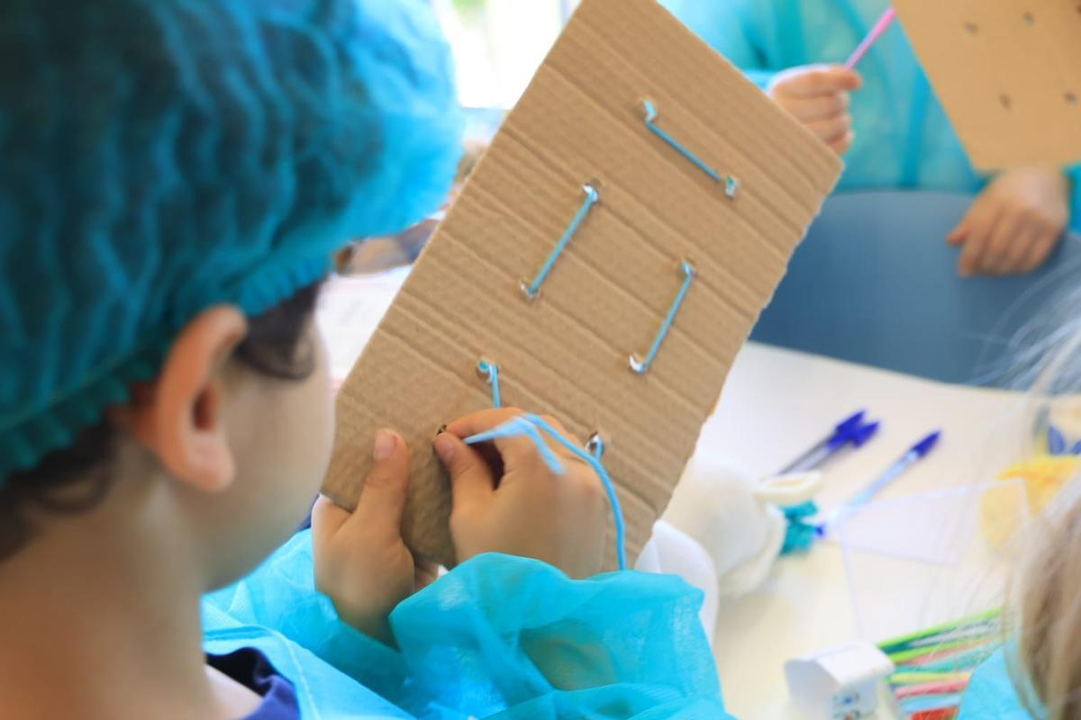 Estudiantes de Medicina de Alicante y Elche "pasan consulta" con los niños en el "I Hospital de Ositos"