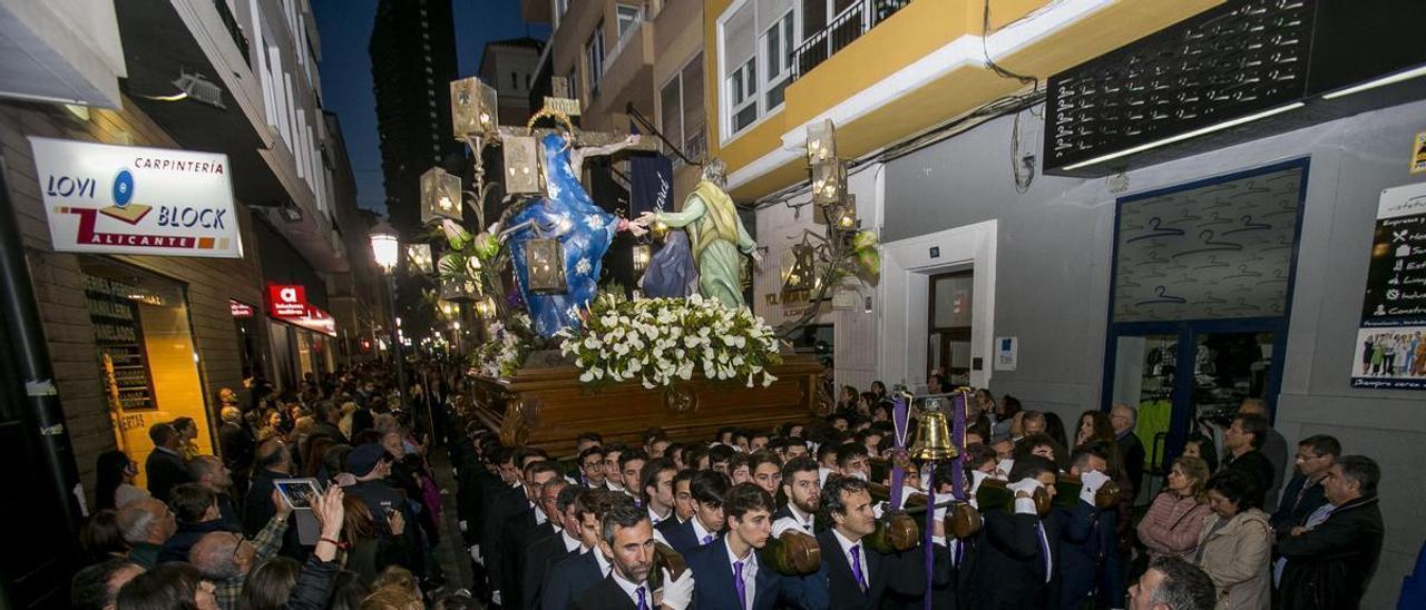 Un paso en procesión por Alicante la última Semana Santa