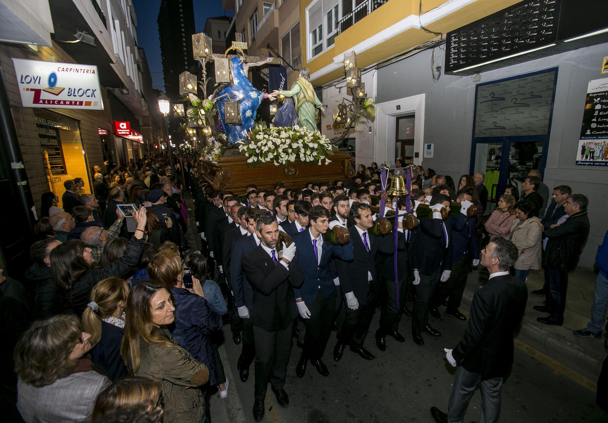 El paso principal de Stabat Mater en procesión por Alicante