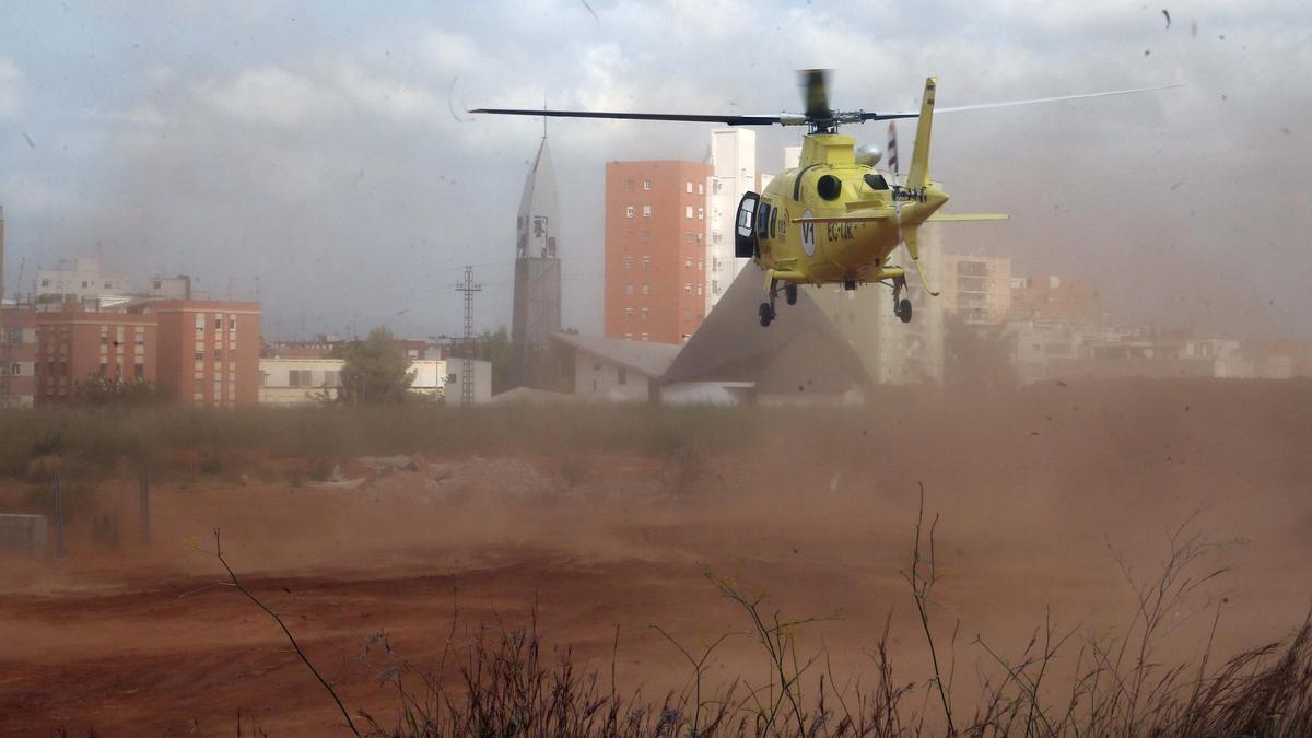 Un helicóptero realiza maniobras en el Torrejó.