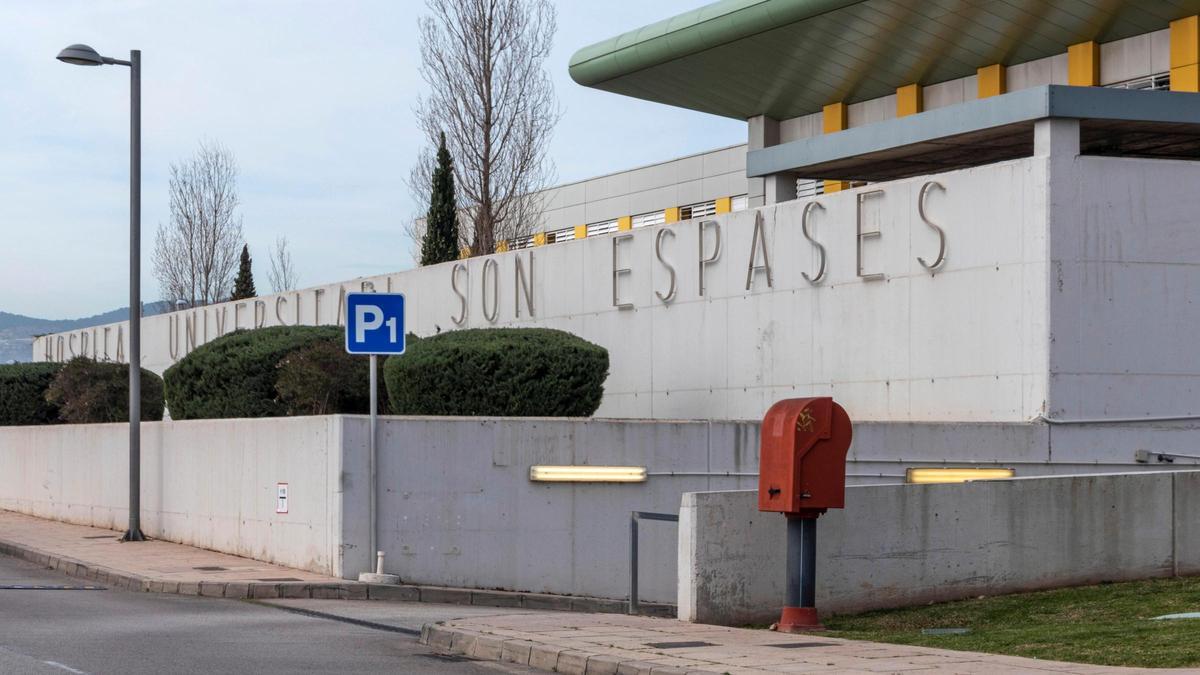 Sucesos en Mallorca / Alarma por un incendio en un coche en el parking de Son  Espases