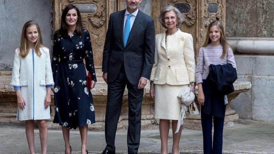 La Princesa Leonor, la Reina Letizia, el Rey Felipe, la Reina Sofía y la Infanta Sofía, ayer durante el posado a las puertas de la catedral de Mallorca.