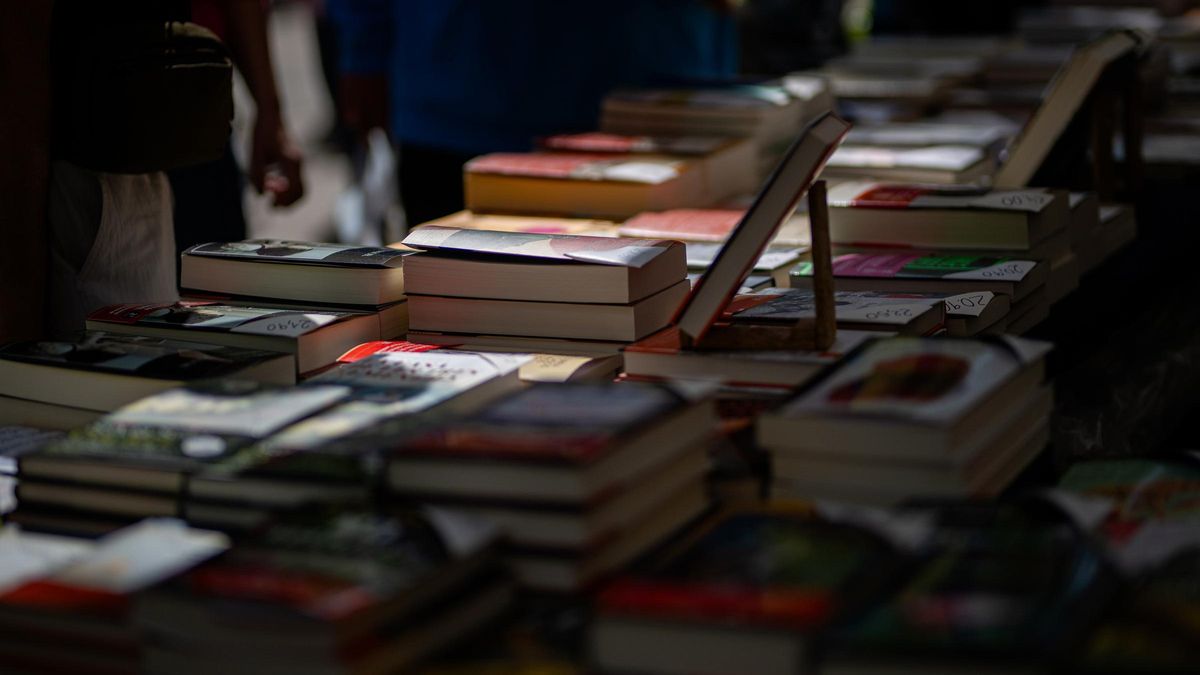 Detalle de uno de los puestos de libros el día de Sant Jordi en Barcelona.
