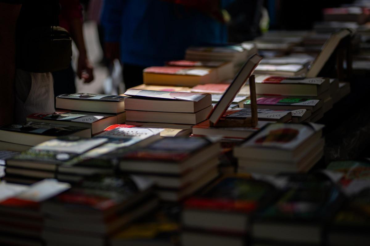 Detalle de uno de los puestos de libros el día de Sant Jordi en Barcelona.